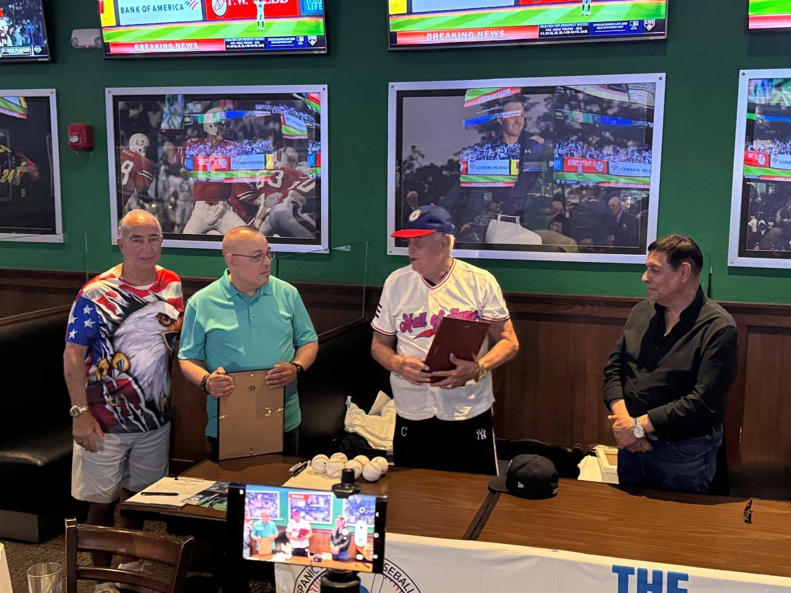 PEDRO RAMOS Y EL ARBITRO RICH GARCIA EXSALTADO EN MIAMI FL. AL SALON DE LA FAMA DEL BEISBOL DE LA HERENCIA HISPANA