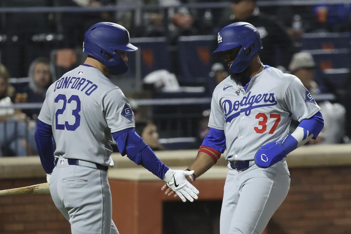 TEOSCAR HERNANDEZ GUIA A DODGERS A TRIUNFO SOBRE METS EN 13 ENTRADAS Y EN JORNADA LLUVIOSA